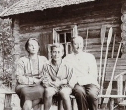 Анна Тимирёва, её сын Владимир Тимирёв и Всеволод Книпер
в редкие мгновения семейного счастья