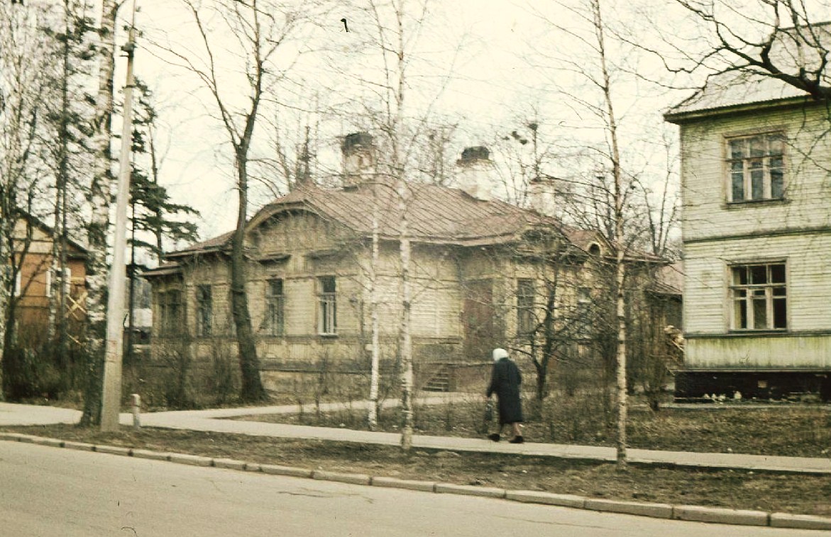 Дом № 15 на ул. К. Маркса (быв. Багговутовской), где провели свои последние годы
Федор Федорович и Екатерина Васильевна Сильман. Фото автора. 1973 год