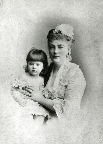 Мария Фердинандовна Набокова с внучкой Натальей Траубенберг