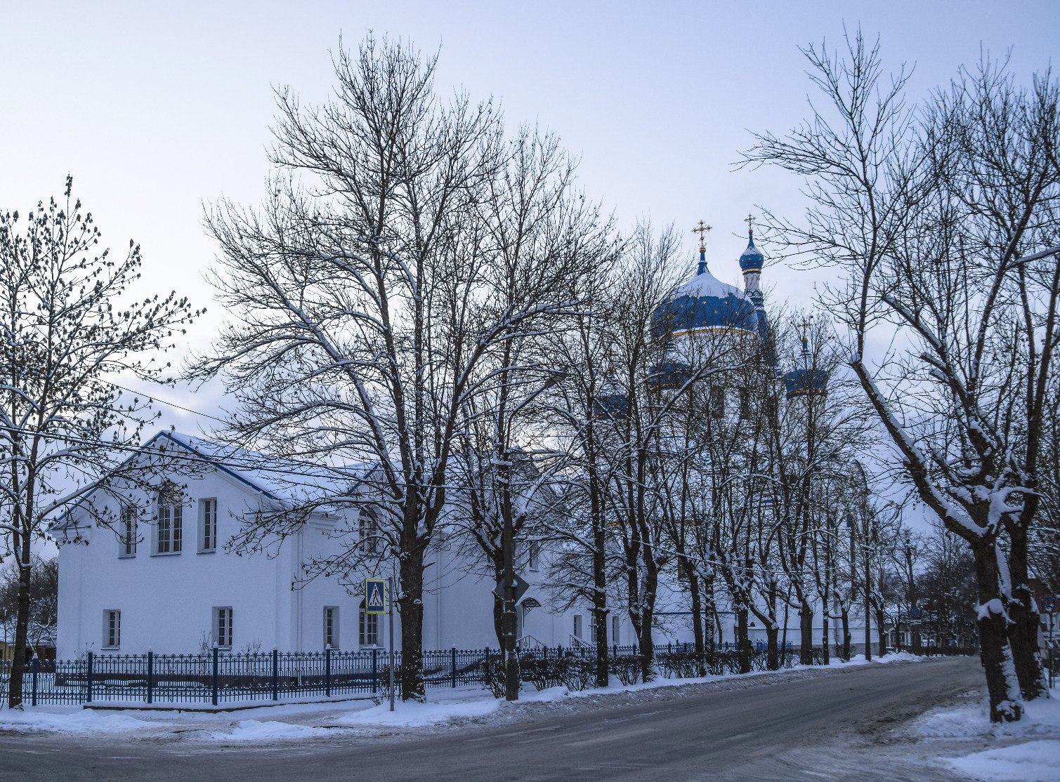 Двухэтажное здание духовно-просветительского центра Покровского собора.
Фото Геннадия Богданова. 2018