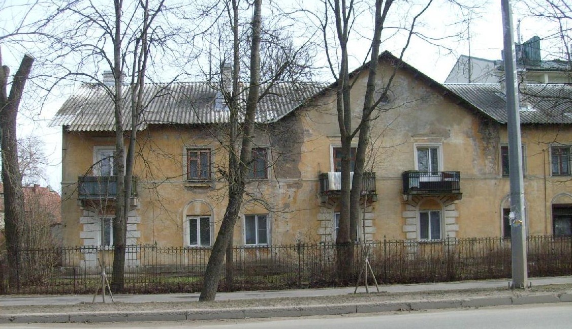 Дом № 5 на улице Карла Маркса. Фото Владислава Кислова. Начало 2010-х годов.
На втором этаже, у третьего окна слева можно разглядеть шлакоблоки.