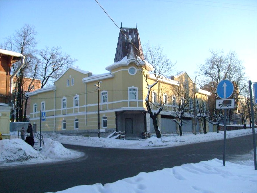 Современный дом № 39 на улице Чкалова в Гатчине.
Фото сделано мною зимой 2013 года