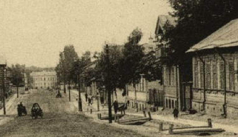 Дом № 39 (третий справа) на Люцевской (ныне Чкалова)
улице в Гатчине. Увеличенный фрагмент старой открытки