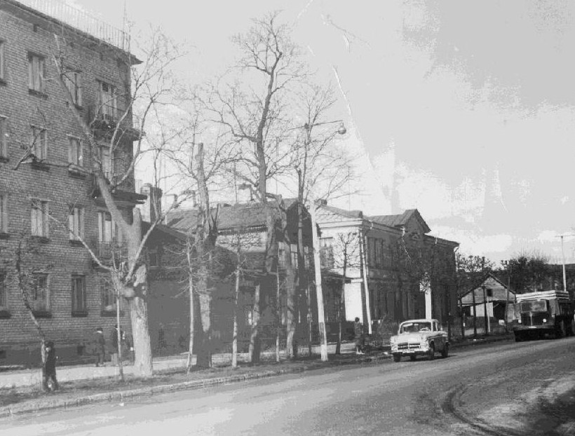 Дом № 38 (одноэтажный, в центре). Фото 1960-х годов