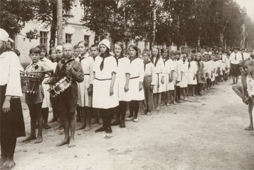 Колонна пионеров на фоне здания бывшего Сиротского института. 1923 год