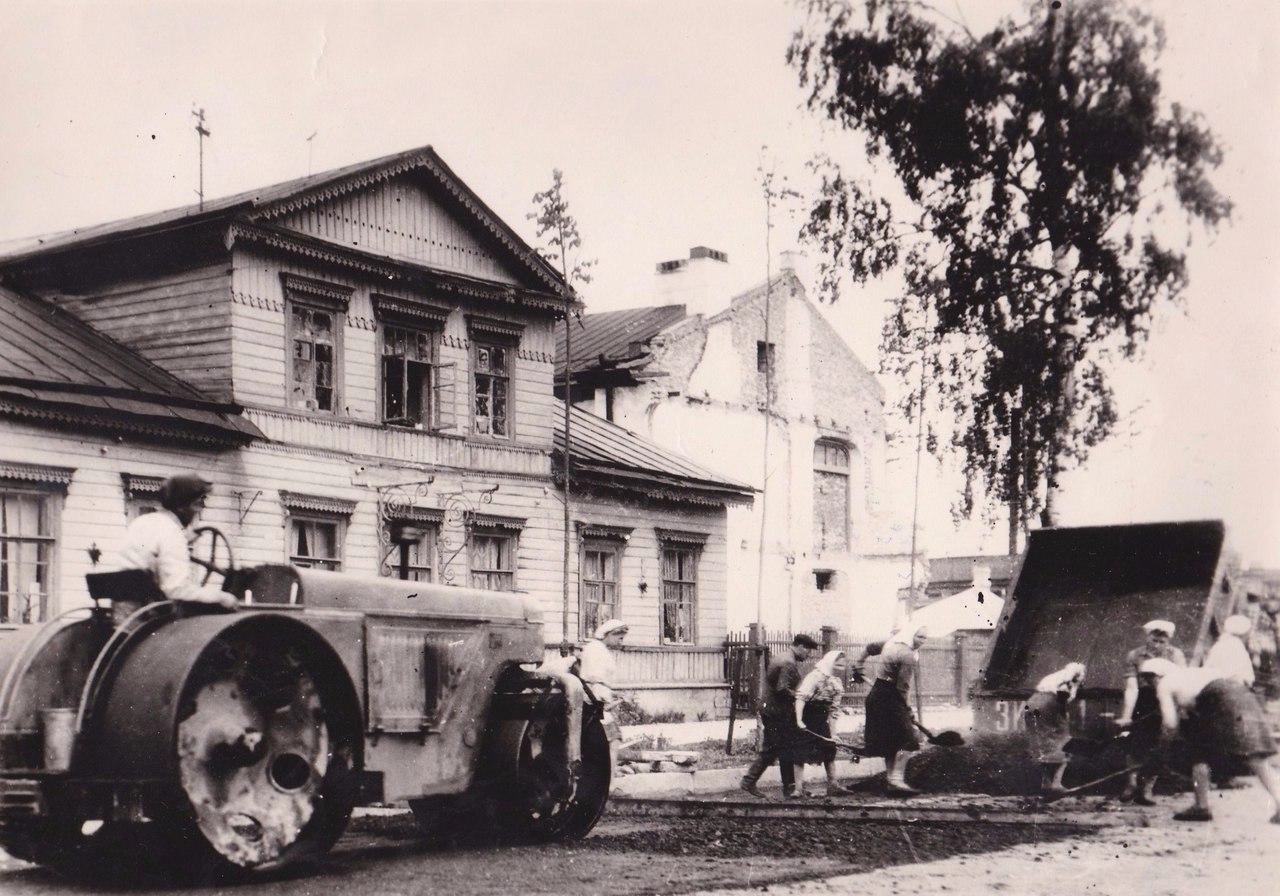 Асфальтирование проспекта 25 Октября. На переднем плане: дом № 38. 1948