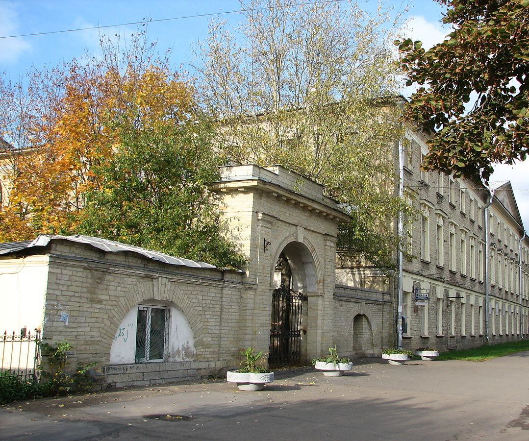 Главное здание и левые ворота бывшего Сиротского института. Наши дни