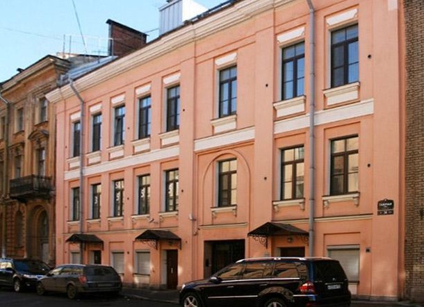 Дом № 34 на Галерной улице. Здесь семья Бруннеров жила в 1894 – 1900 годах.
Фасад XVIII века воссоздан при реконструкции здания в 2003 году