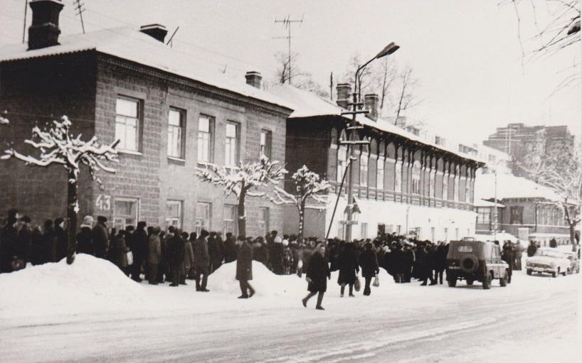 Дома №№ 41 и 43 на улице Чкалова (бывшей Люцевской) в Гатчине.
Фото Евгения Курганского. 1987