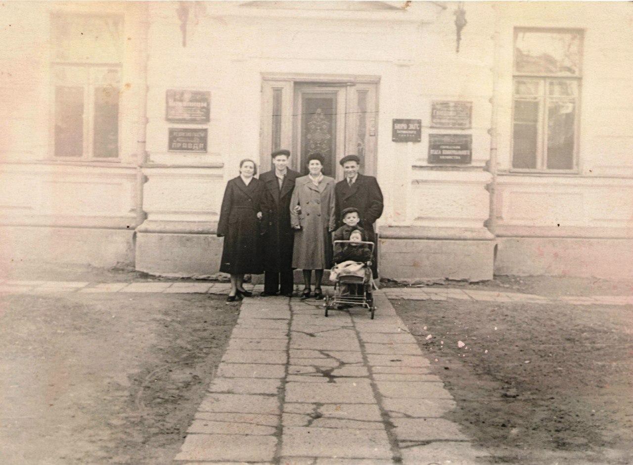 Тротуар из плит у здания Райисполкома. 1950-е годы