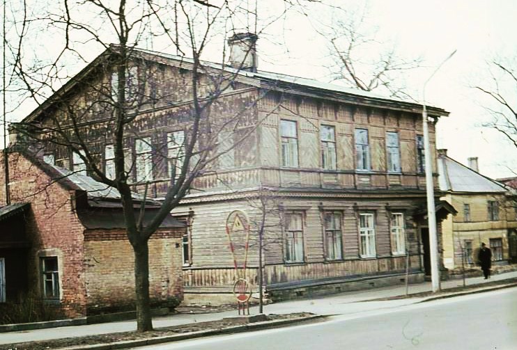 Дом № 10 на улице Чкалова в Гатчине. Фото автора, 1972 год