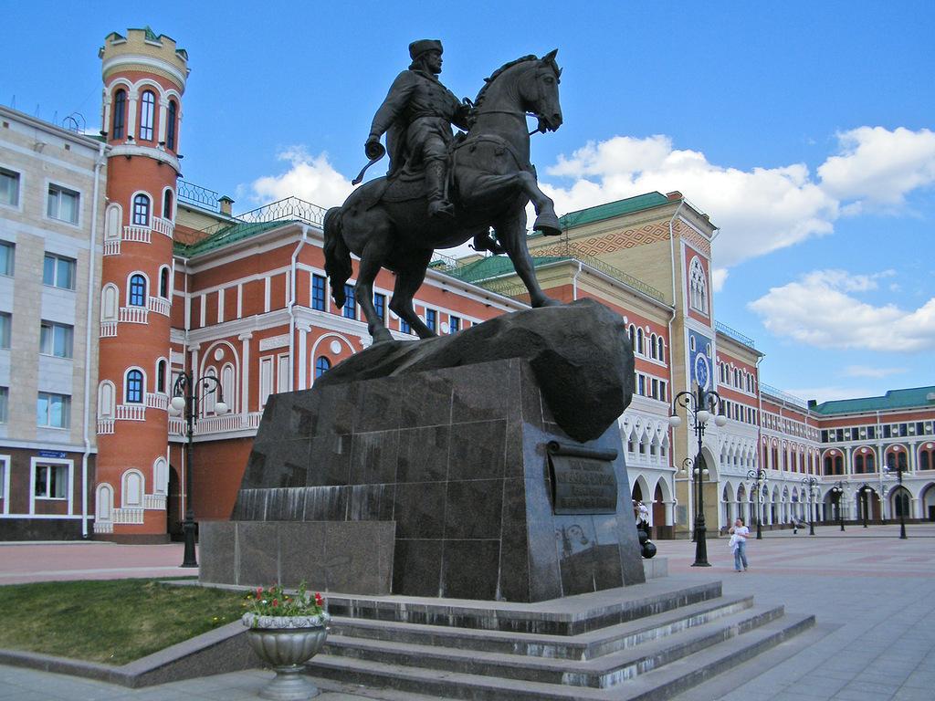 Памятник основателю города, воеводе князю Оболенскому-Ноготкову