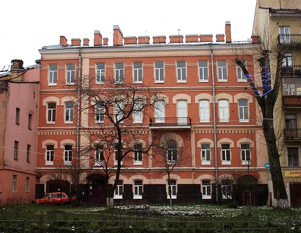 Бывшее здание приюта Петра Губонина (вид со двора).
Петербург, Малодетскосельский пр., 24