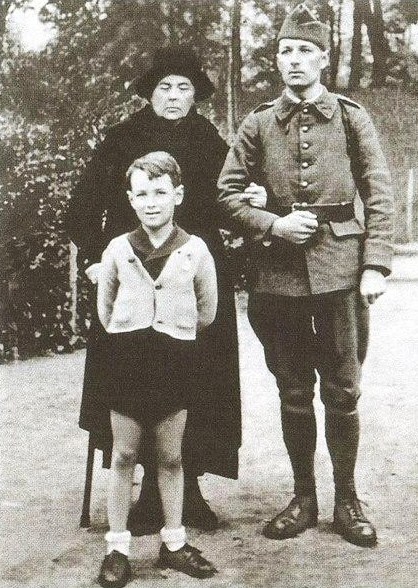 Софья Федоровна Колчак с сыном Ростиславом (офицером французской армии) и внуком Александром. Франция, 1939 год