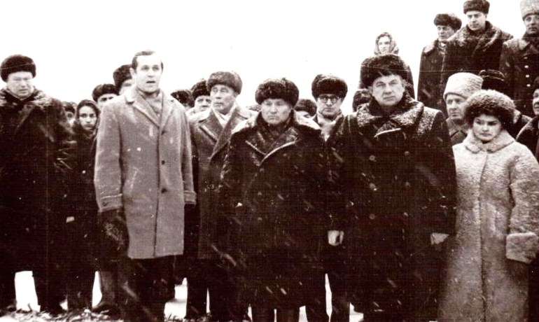 Л.Д. Можейко (стоит справа) с ветеранами 120-й дивизии. 1965 год
