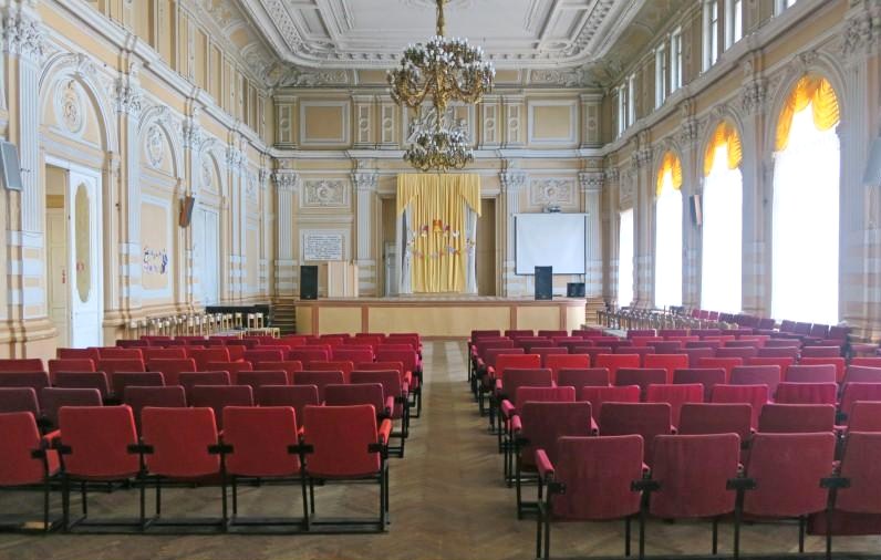 Актовый зал бывшего Петровского коммерческого училища. Современное фото.