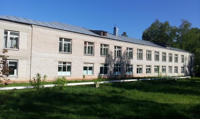 Старое, заброшенное строение (вверху) и одно из современных строений психиатрической больницы в Бурашево.