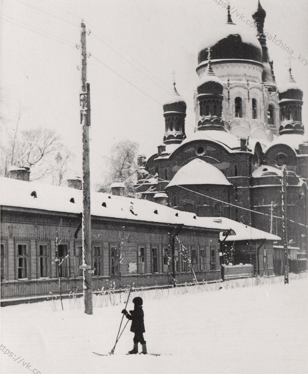 Дом № 3 на улице Достоевского. Бывший дом Дворцового ведомства.
Здесь когда-то имел казенную квартиру протоиерей Левитский.
Фото 9 ноября 1941 года.