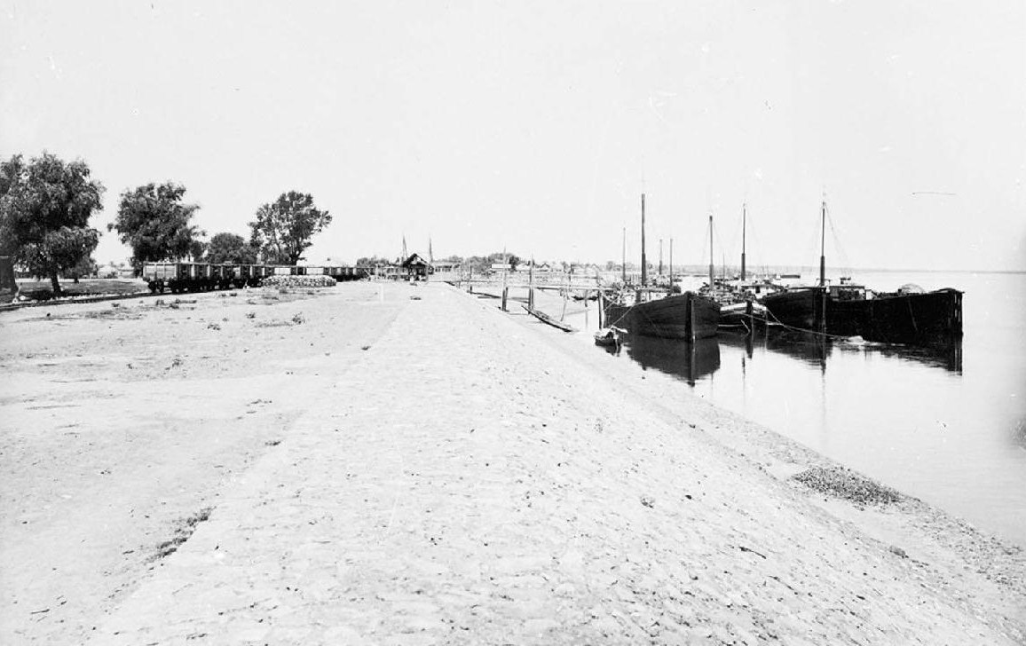 Астрахань. Одна из пристаней на реке Болде. 1894.