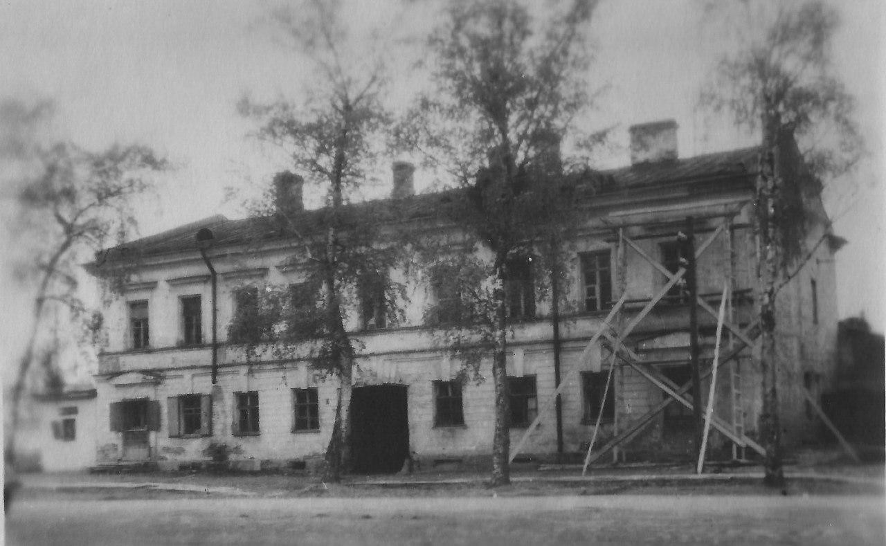 Дом № 4 (ныне № 6) на проспекте 25 Октября. Фото конца 1940-х годов.
Арка еще открыта, справа от нее виден приворотный столб