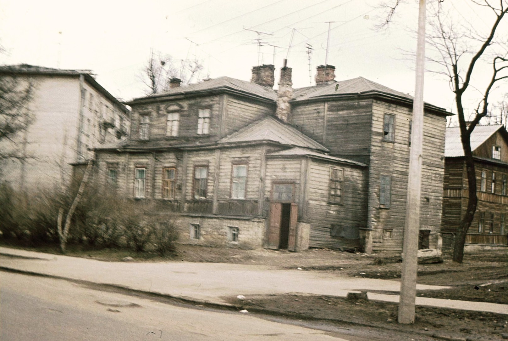 Дом № 31 на Багговутовской (Карла Маркса) улице в Гатчине,
где в 1895 – 1896 годах жила Александра Павловна Кошкуль.
Фото автора, 1973 год