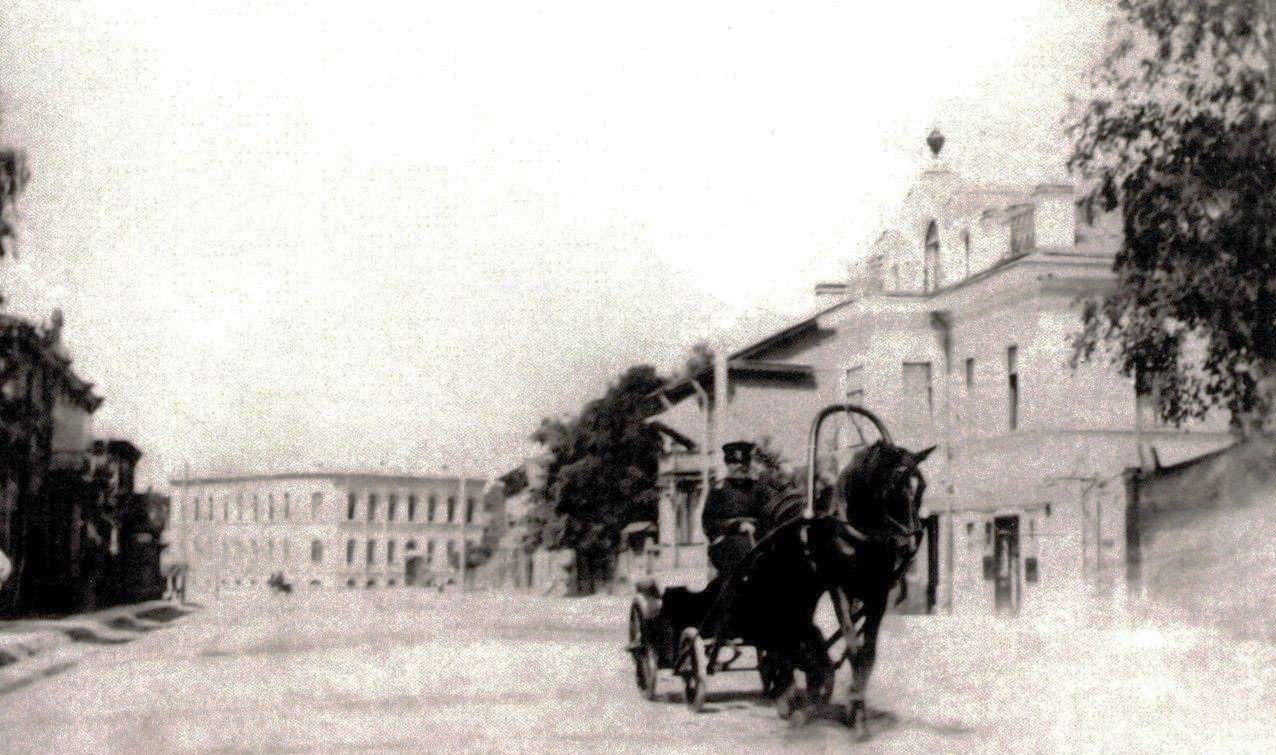 Дом № 67 (справа) в начале ХХ века
