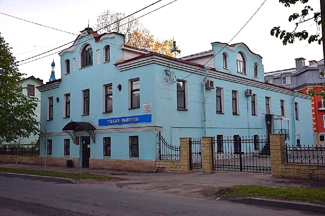Бывший дом купца Линевича на улице Чкалова (бывшей Люцевской),
переданный в сентябре 1901 года его наследниками в пользу гатчинского католического прихода