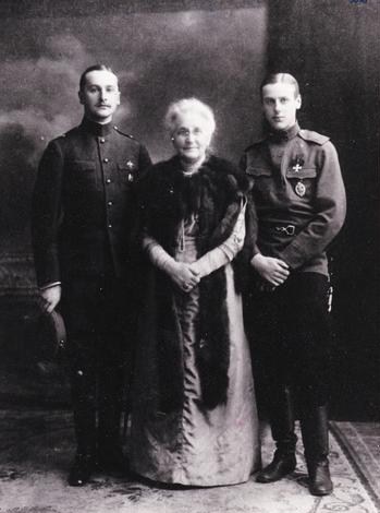 Братья Алексей (слева) и Иван Орловы со своей бабушкой по материнской линии, графиней Марией Александровной Стенбок-Фермор, урожденной графиней Апраксиной (1854 – 1916)