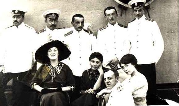 Лейтенант Л.Л. Жирар де Сукантон (сидит внизу).
Крейсер «Рюрик». Ревель (Таллинн). 1911 год