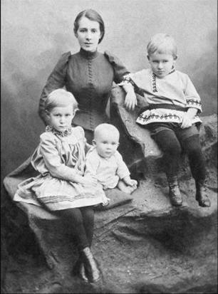 Мария Михайловна Эссен с детьми:
Марией – слева; Юлией – в центре; Антонием – справа. Фото 1892 года