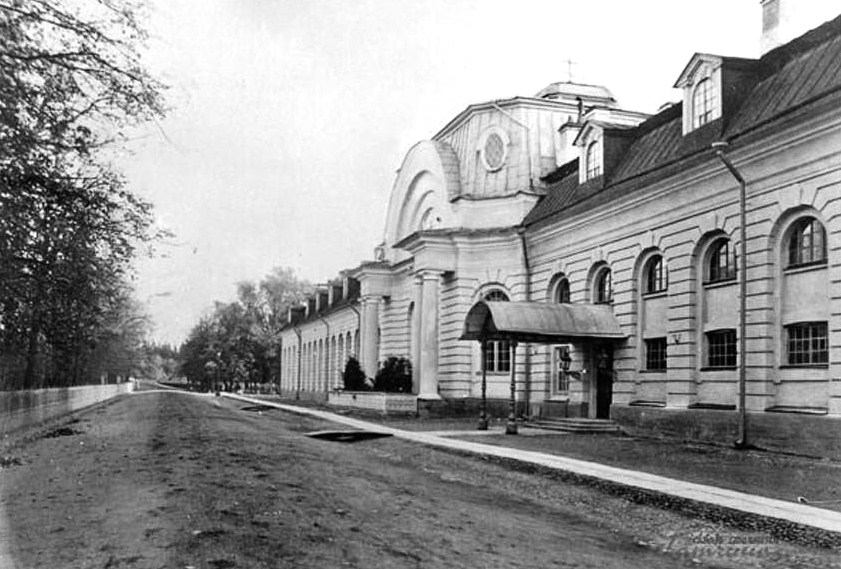 Казармы и церковь Кирасирского полка в Гатчине.
В этом же здании находился полковой лазарет.