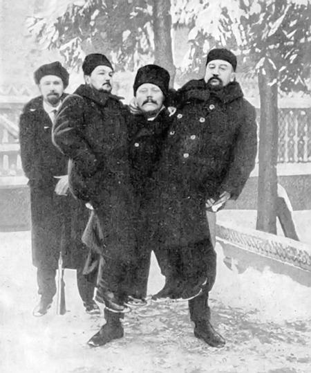 А.Н. Будищев (слева) и А.И. Куприн на руках богатыря Ивана Заикина
