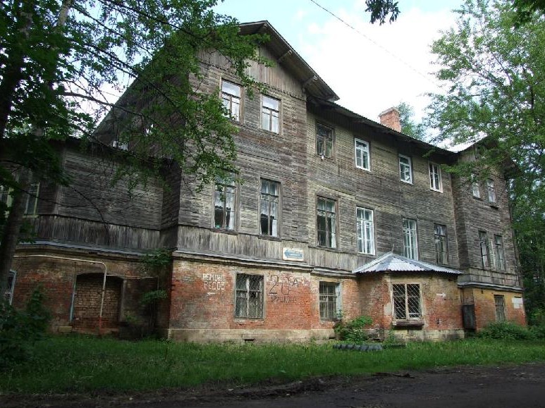 Дом № 20 на улице Урицкого (бывшей Николаевской) в Гатчине.
Здесь в 1907 – 1917 годах жила семья барона Л.Ф. Жирара де Сукантона