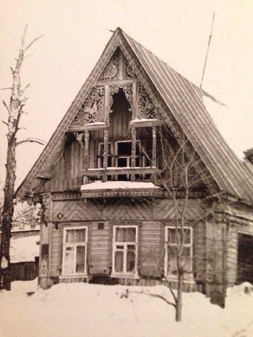Флигель дома № 13 на улице Урицкого (бывшей Николаевской) в Гатчине.
Не сохранился. Фото 1950-х годов.