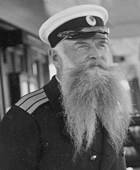 Капитан первого ранга Николай Александрович Гаупт (1846 – 1909),
командир крейсера «Рюрик». Позднее дослужился до вице-адмирала.
Выйдя в 1906 году в отставку, стал владельцем дома в Гатчине.