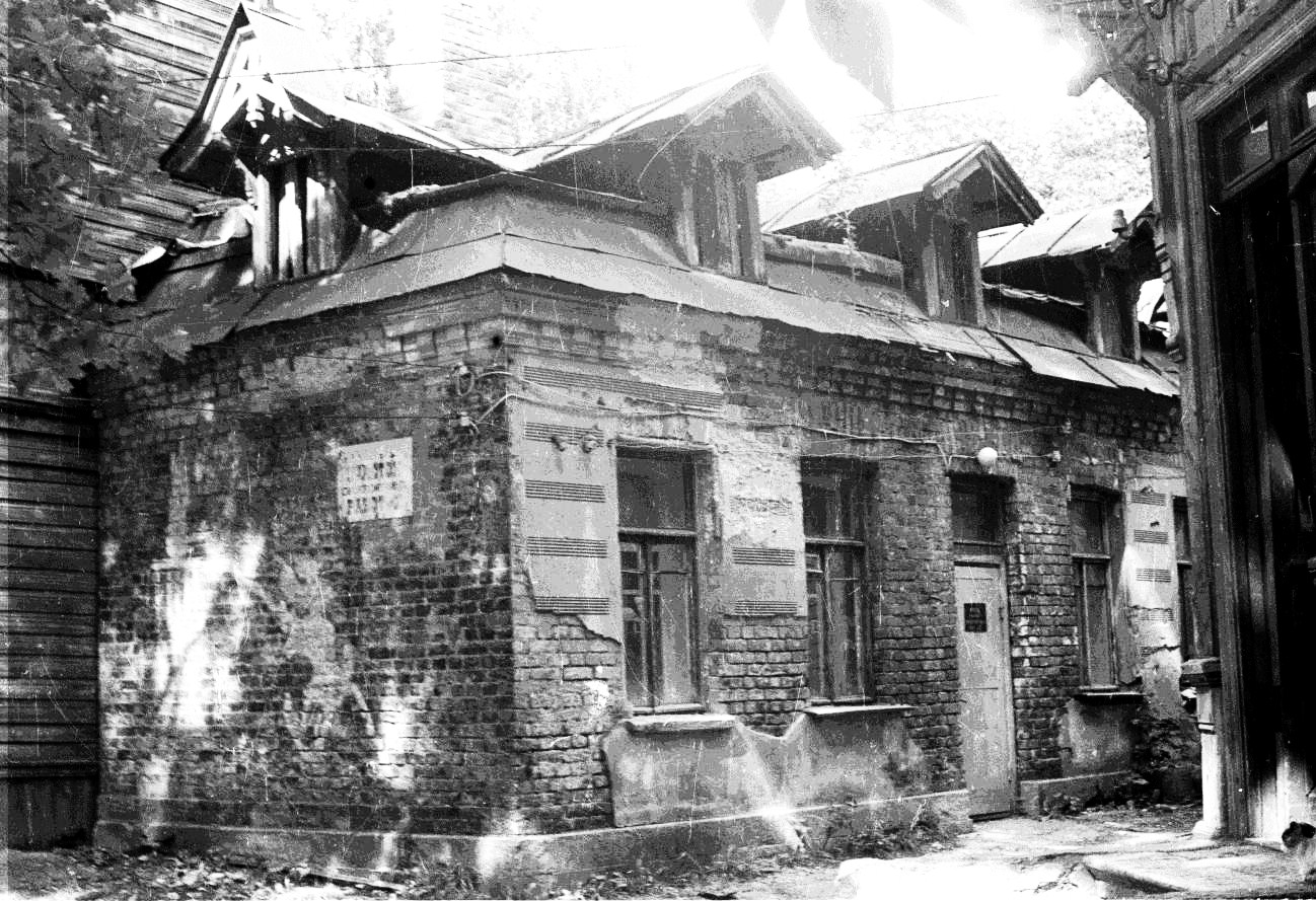 Бывшая прачечная дома № 51 на улице Чкалова.
Слева: дом № 53; справа: дом № 51. 1961