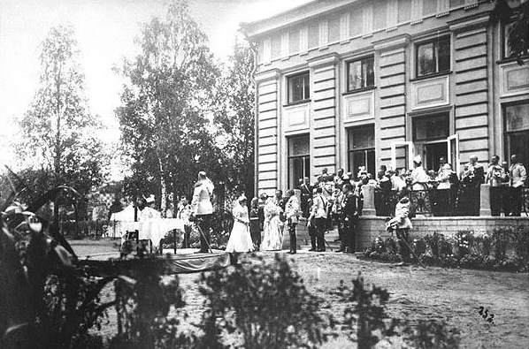 Император Николай II с придворными у здания Офицерского собрания Кирасирского полка в Гатчине