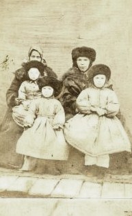Олимпиада Джаджанова-Лермонтова с детьми
(все в меховых шапках).