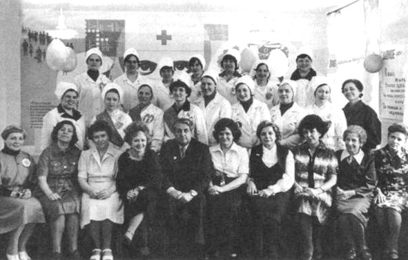 Коллектив поликлиники № 90 в Ленинграде. 1970-е годы. В.П. Семёнов сидит в центре, в первом ряду