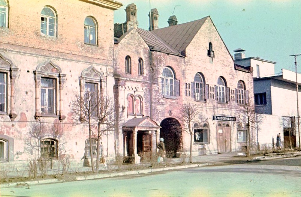 Бывшие дома купца Нижегородова на улице Красной
(бывшей Госпитальной, Михайловской).
Фото Владислава Кислова. 1973