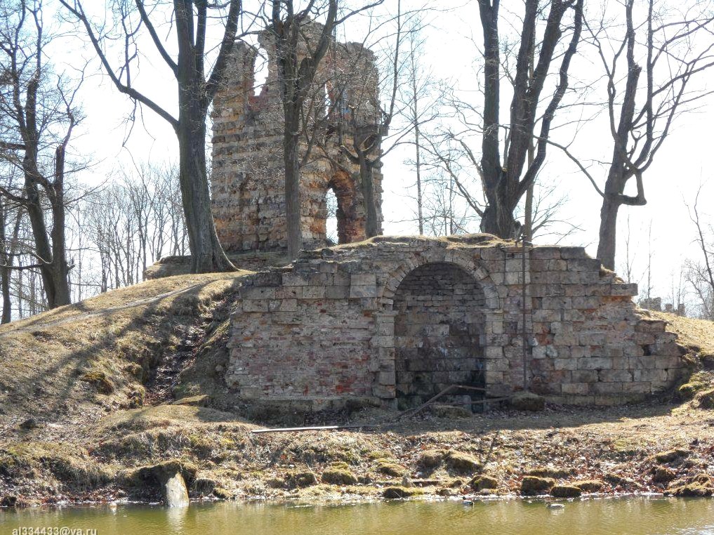 Руины башни Орловского дворца в Стрельне