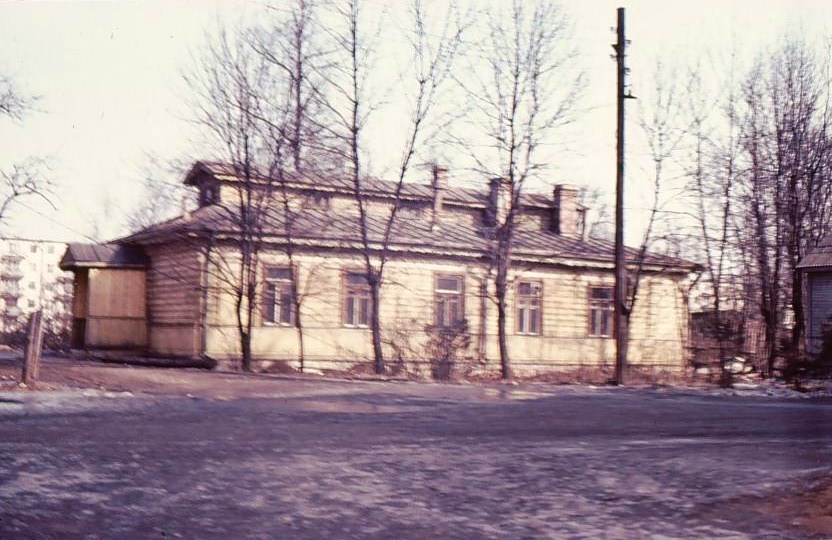 Бывшее здание заразного отделения Госпиталя. Фото автора, 1973 год. В настоящее время: детское отделение Стомамедсервиса