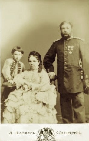 О.С. Лермонтова-Джаджанова, её второй муж Ф.П. Кузьмин, и их сын Владимир