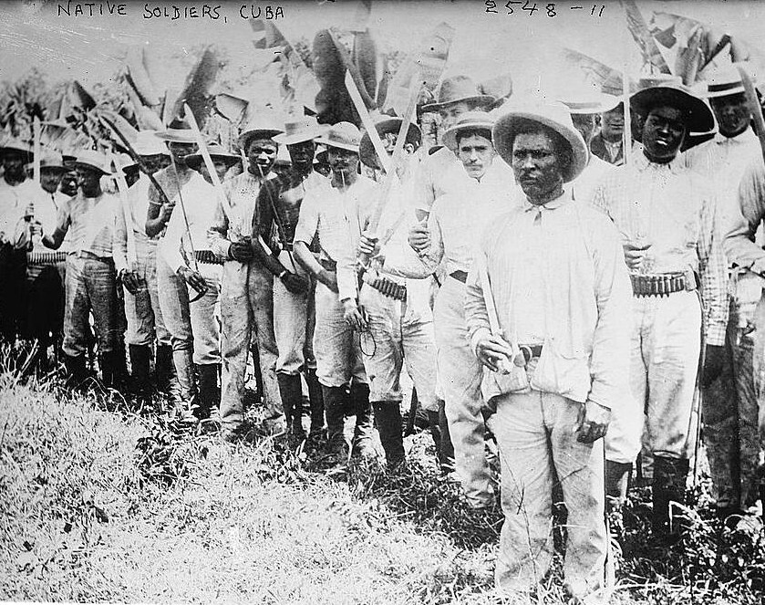 Рядовые кубинские повстанцы. Среди них были и добровольцы
из Североамериканских соединённых штатов