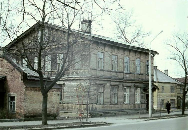 Дом № 10 на Чкалова (Люцевской) улице Гатчины. Фото автора. 1972 год