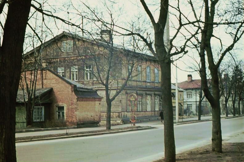 Дом № 10 на улице Чкалова. Фото Владислава Кислова. 1973