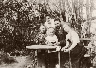 Доктор Шубенко с семьёй в саду своего дома